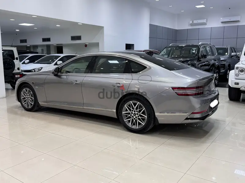 جنسيس جي 80 لعام 2025 باللون الفضي420329946917130246
