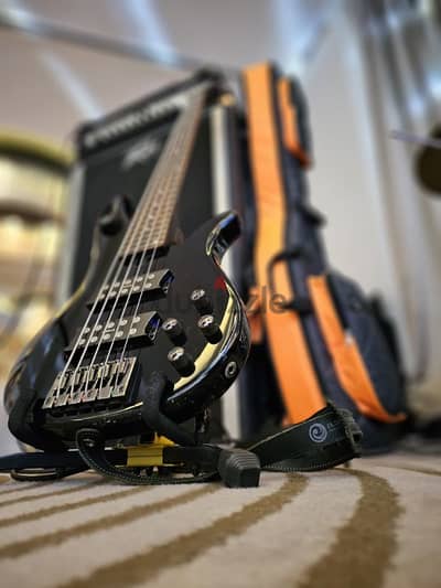 YAMAHA BASS GUITAR 5 STRINGS ACTIVE with case cover