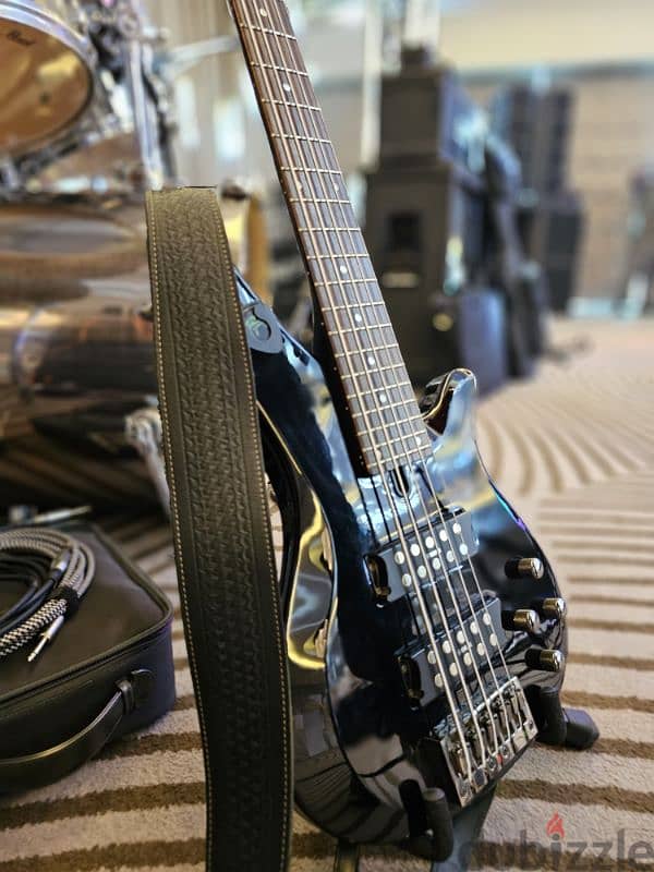 YAMAHA BASS GUITAR 5 STRINGS ACTIVE with case cover 4