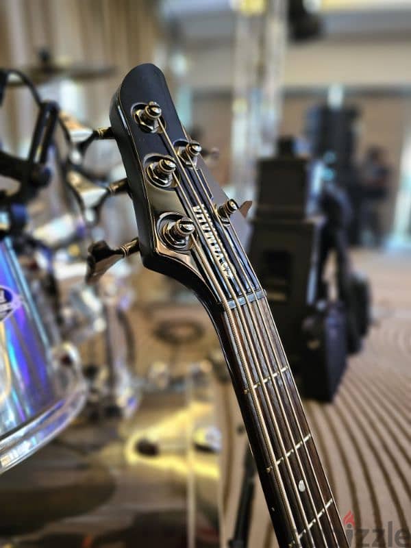 YAMAHA BASS GUITAR 5 STRINGS ACTIVE with case cover 5