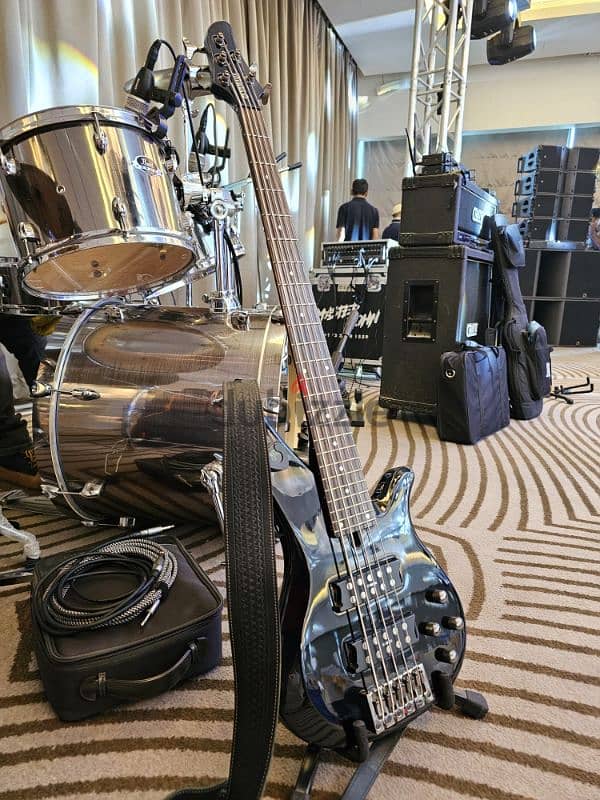 YAMAHA BASS GUITAR 5 STRINGS ACTIVE with case cover 6