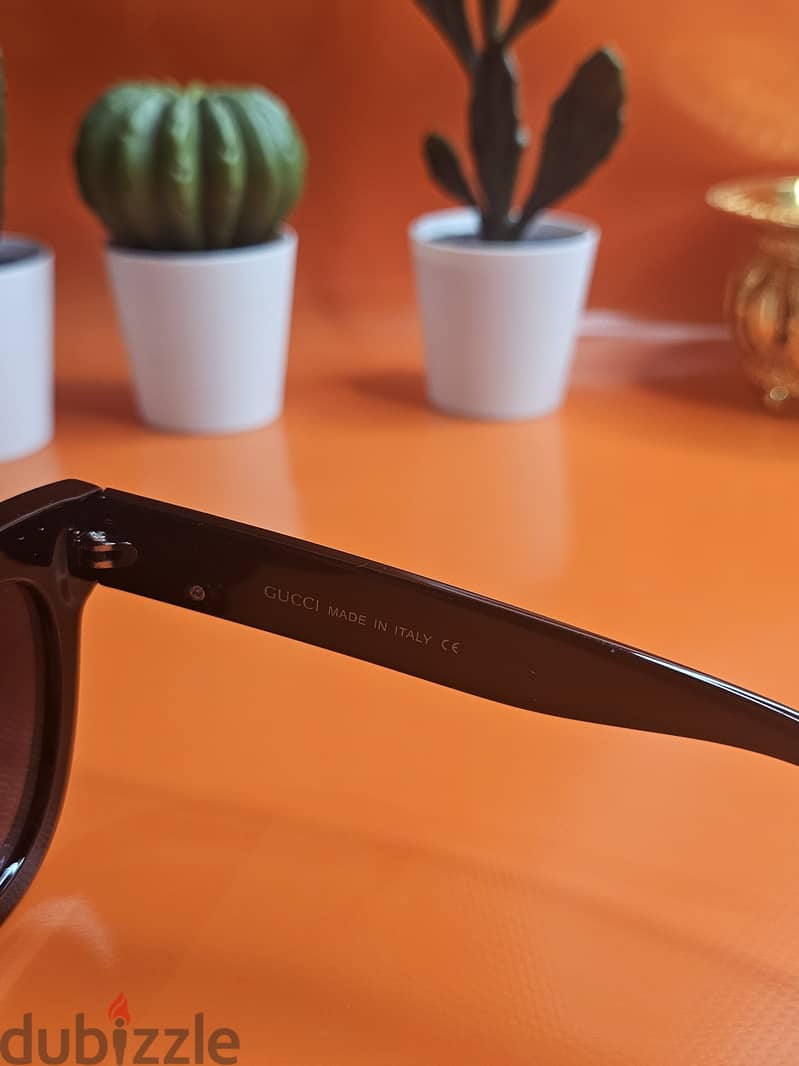 Gucci   Pre-owned, clean, and well-maintained. 4