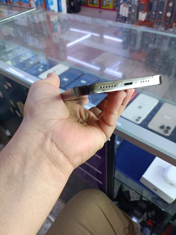 iPhone 13pro max. Battery 85% health. 1