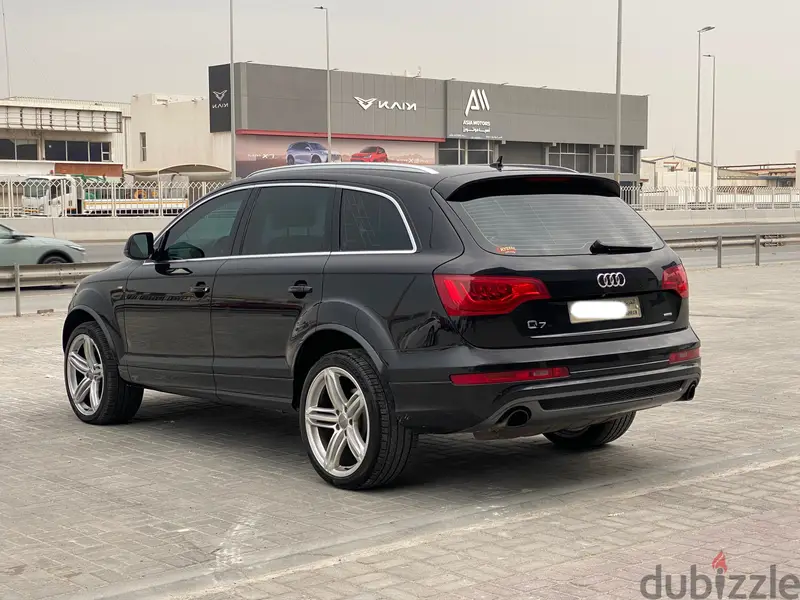 أودي Q7 لعام 2015 باللون الأسود440556804512174087