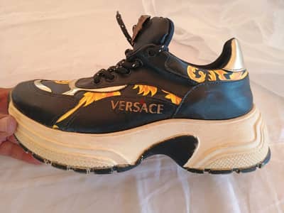 Versace Jeans Couture size 38 سنيكرز رياضية بتصميم باروك أسود وذهبي