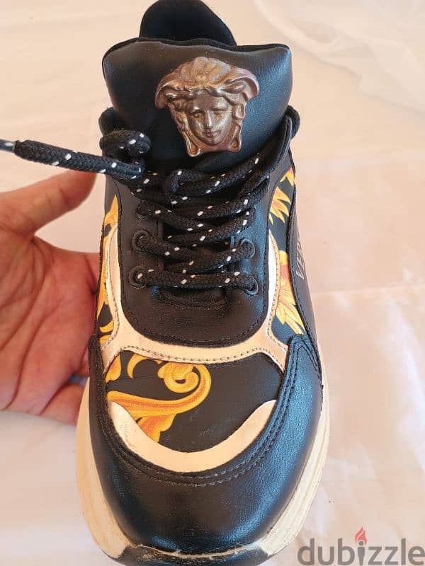 Versace Jeans Couture size 38 سنيكرز رياضية بتصميم باروك أسود وذهبي 2