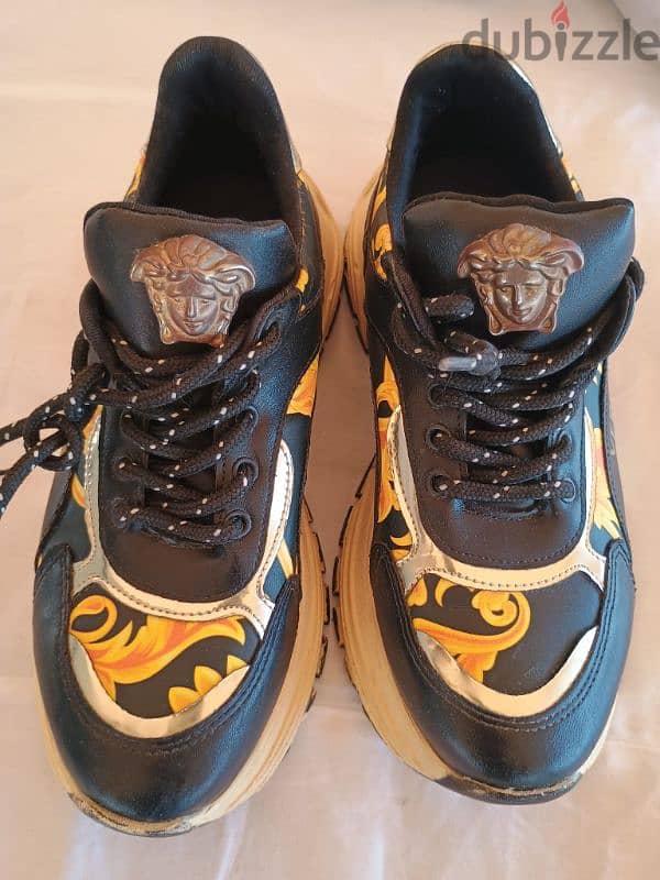 Versace Jeans Couture size 38 سنيكرز رياضية بتصميم باروك أسود وذهبي 3