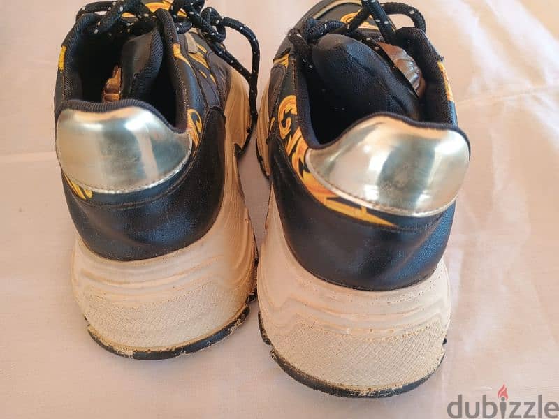 Versace Jeans Couture size 38 سنيكرز رياضية بتصميم باروك أسود وذهبي 4