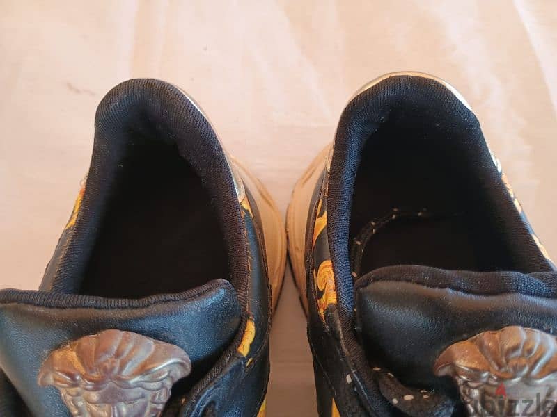 Versace Jeans Couture size 38 سنيكرز رياضية بتصميم باروك أسود وذهبي 6