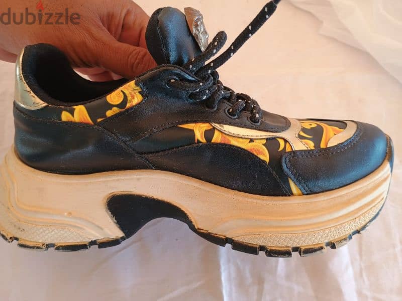 Versace Jeans Couture size 38 سنيكرز رياضية بتصميم باروك أسود وذهبي 8