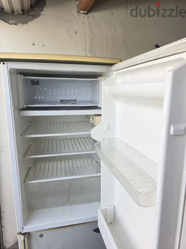 ثلاجة صغيرة الحجم بحالة جيدة459812779265239041