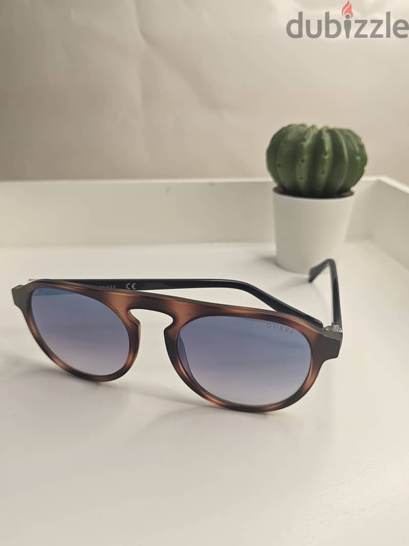 GUESS SUNGLASSES ADVERTISEMENT -  39591018 1