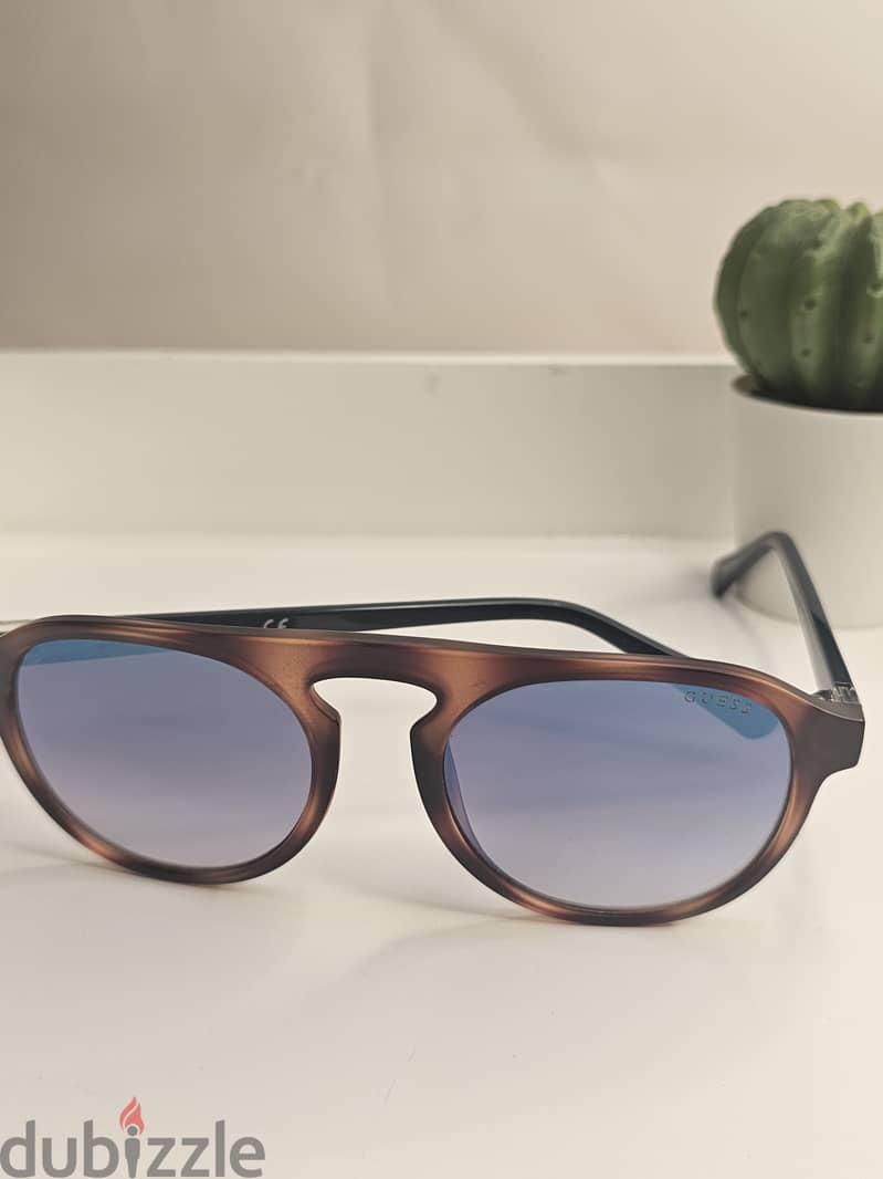 GUESS SUNGLASSES ADVERTISEMENT -  39591018 2