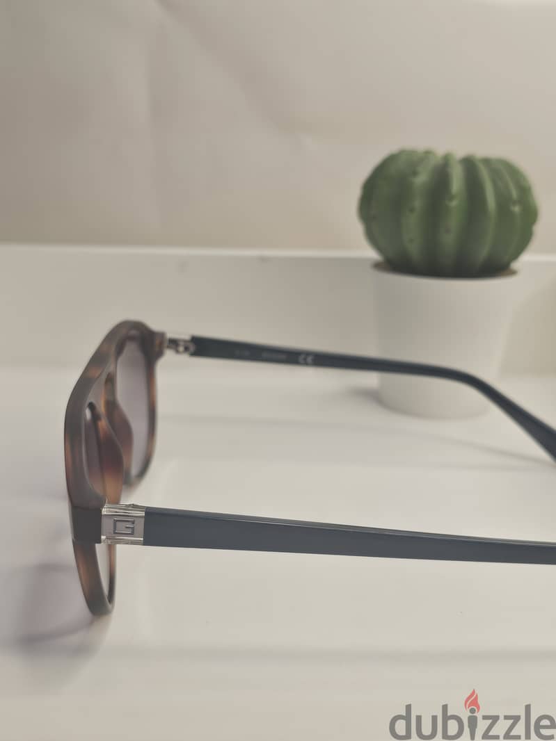 GUESS SUNGLASSES ADVERTISEMENT -  39591018 3