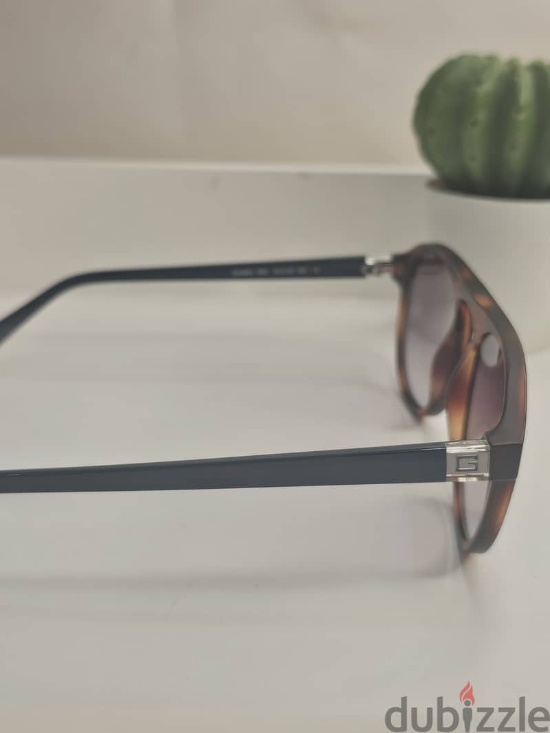 GUESS SUNGLASSES ADVERTISEMENT -  39591018 5