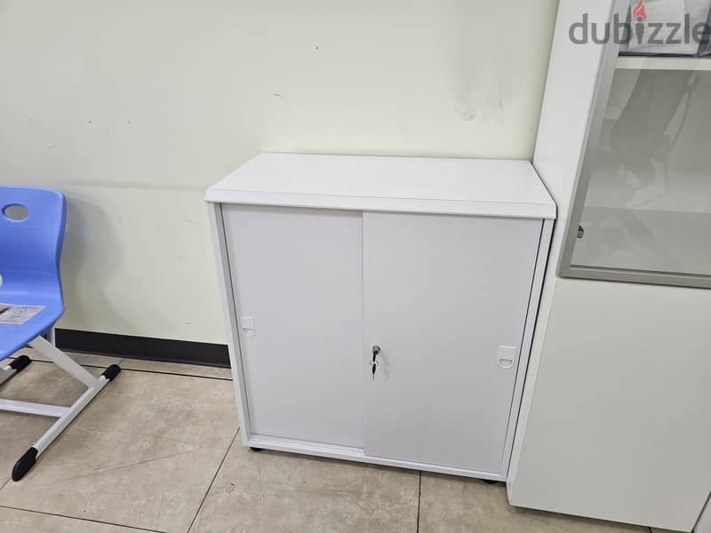 Cabinet 1