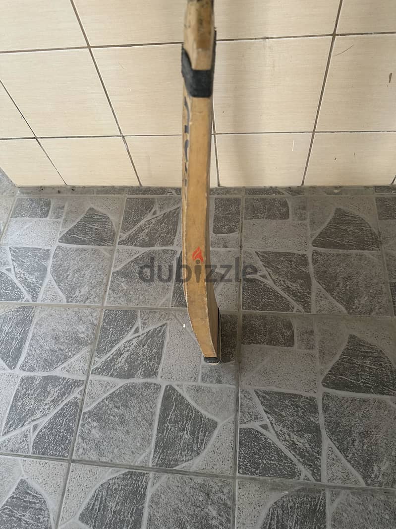 Cricket bat good condition. Tape boll and deuce ball 4
