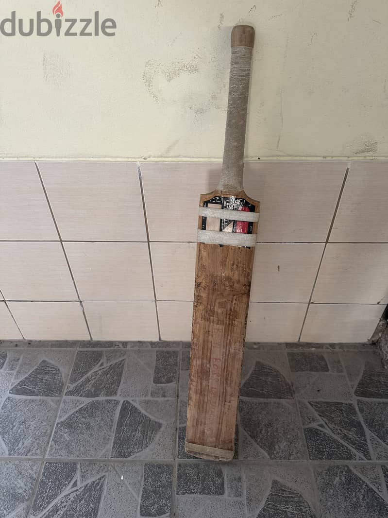 Cricket bat good condition. Tape boll and deuce ball 6