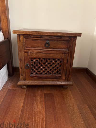 طاولة سرير جانبية Bedside table