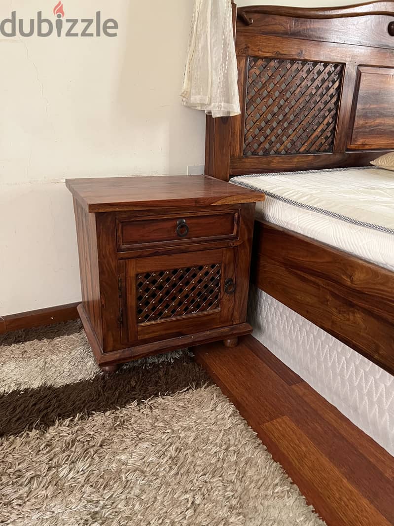 طاولة سرير جانبية Bedside table 1