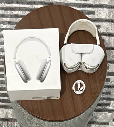 Apple AirPods Max with it’s original accessories
