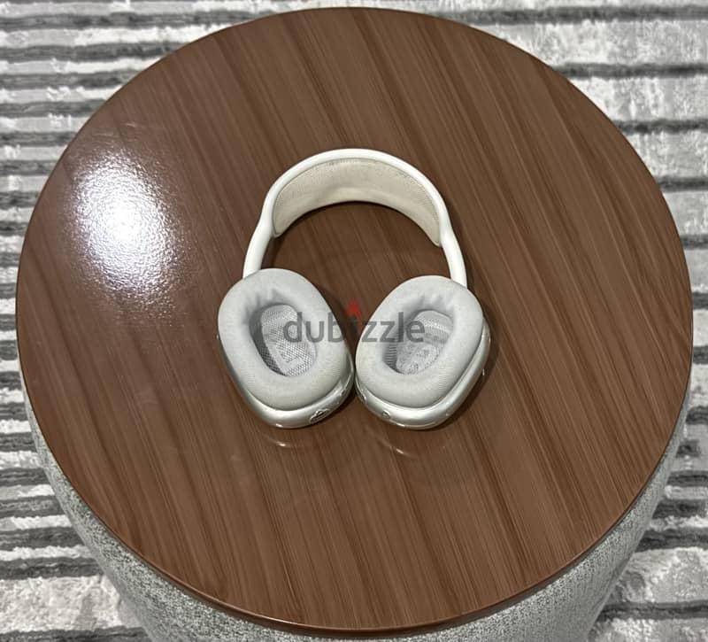 Apple AirPods Max with it’s original accessories 3