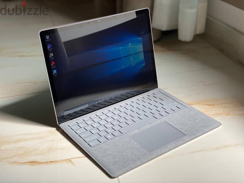Microsoft Surface laptop Core i5 8gb 256gb 110BD 1