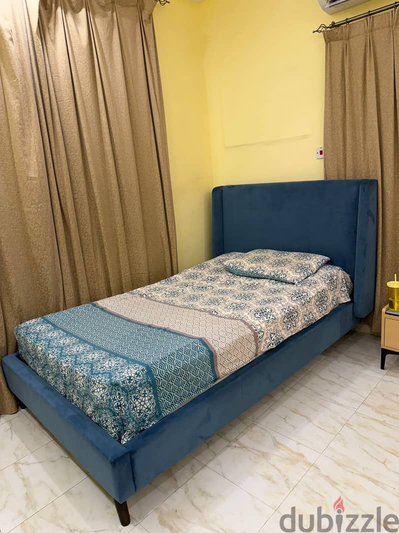 Queen bed from home center for Sale 2