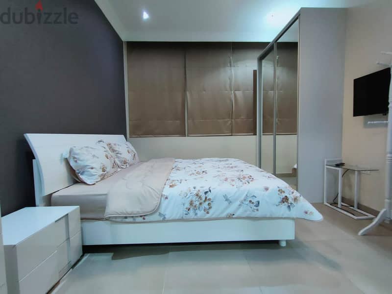 hot deal luxury free hold 2 bed 2 bath Prime location 7