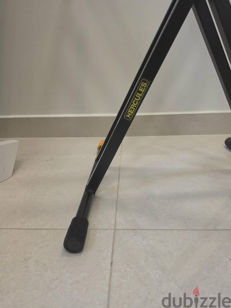 For sale HERCULES keyboard Stand 2