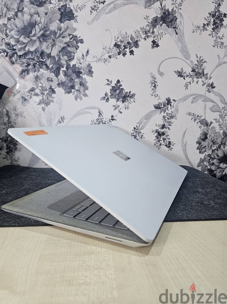 Microsoft Surface laptop Core i5 8gb 256gb 110BD 1