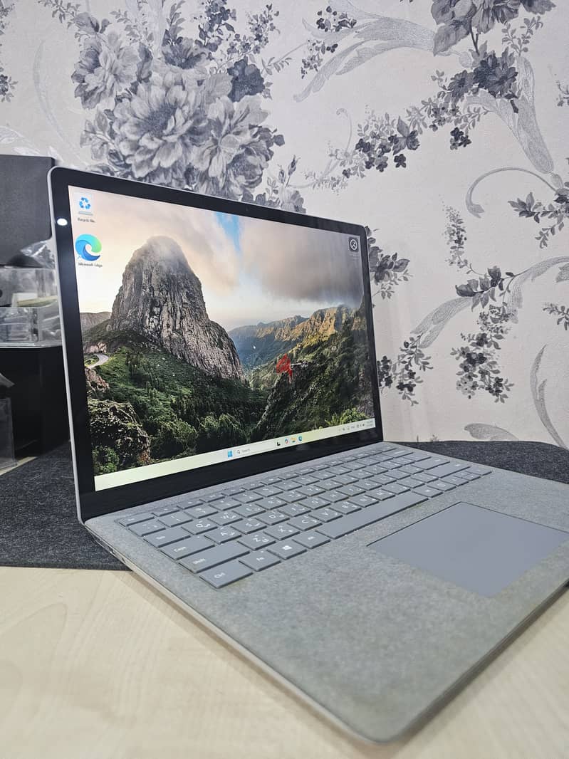 Microsoft Surface laptop Core i5 8gb 256gb 110BD 3