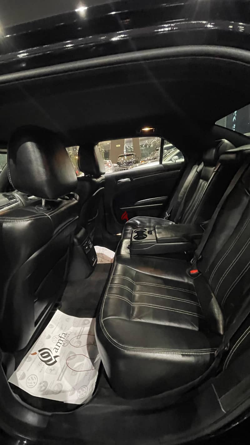 Chrysler 300s  Model 2018 9