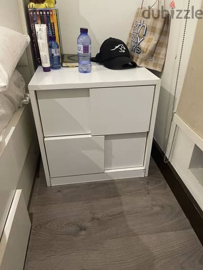 Side table طاولة جانبية