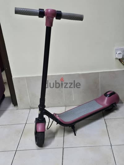 Electric Scooter with Bluetooth Speaker - Excellent Condition!