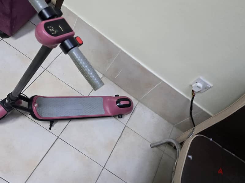 Electric Scooter with Bluetooth Speaker - Excellent Condition! 2