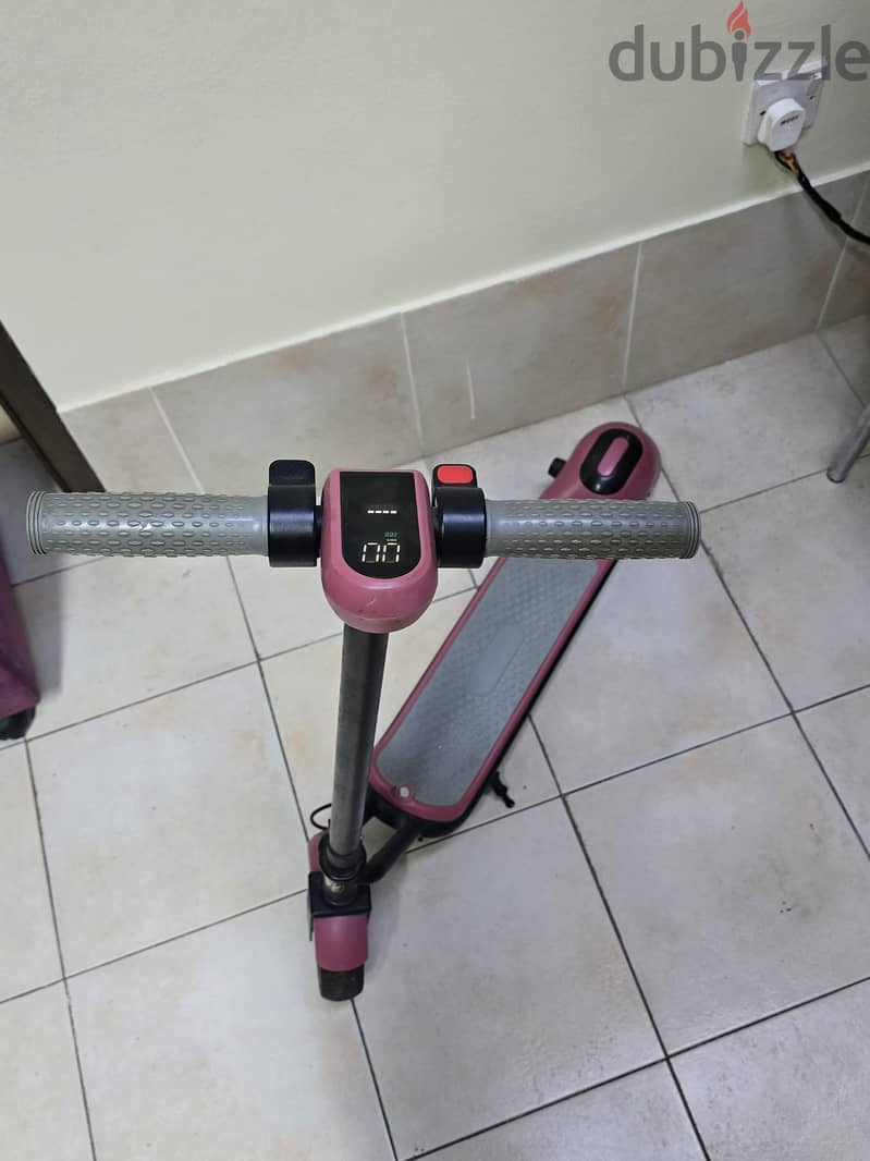 Electric Scooter with Bluetooth Speaker - Excellent Condition! 3