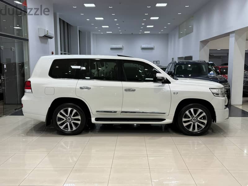 Toyota Land Cruiser VXS 2016 White 2