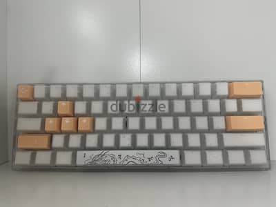 للبيع كيبورد Ducky لون سلفر معاه جميع مستلزماته حجم 60مني للمحترفين