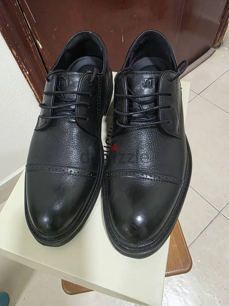 Black leather shoes 4