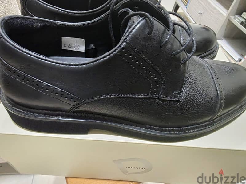 Black leather shoes 8