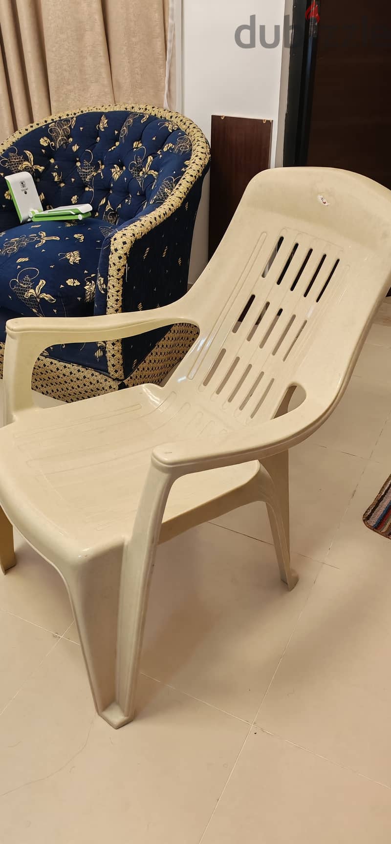Comfortable plastic arm chair 1