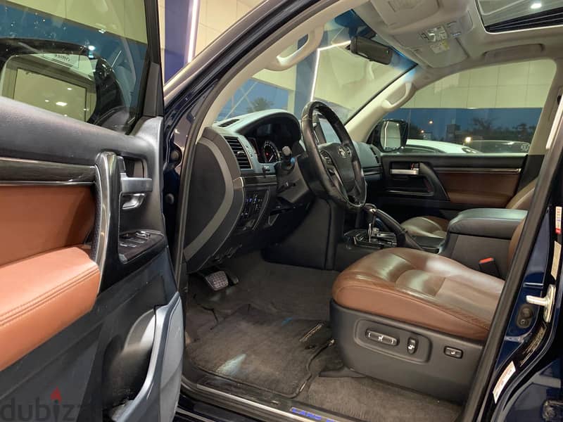 Toyota Land Cruiser 2020 GXR V8 10