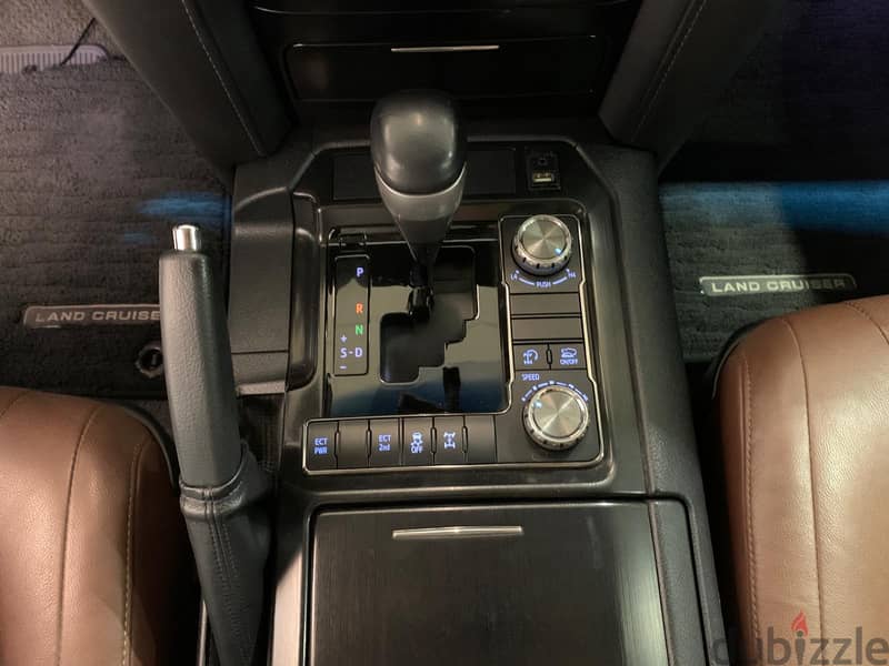 Toyota Land Cruiser 2020 GXR V8 16