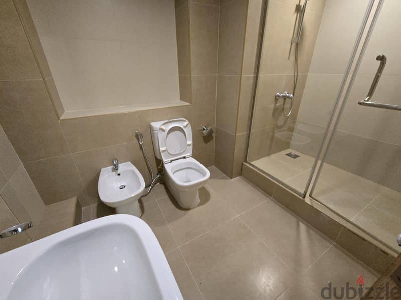 Excellent sea view and specious room in Luxury building 7