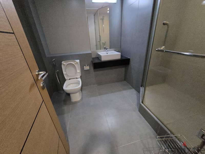 Excellent sea view and specious room in Luxury building 9