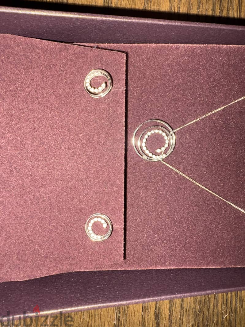 Damas Hayat 18K Diamond Pendant and Earrings 1