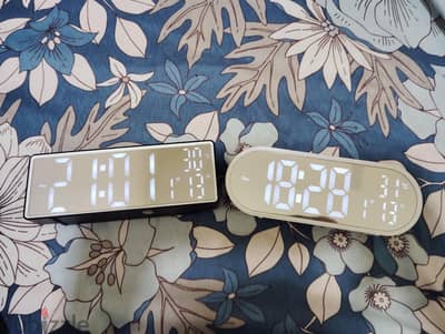 The clock and the temperature it contains And an alarm clock