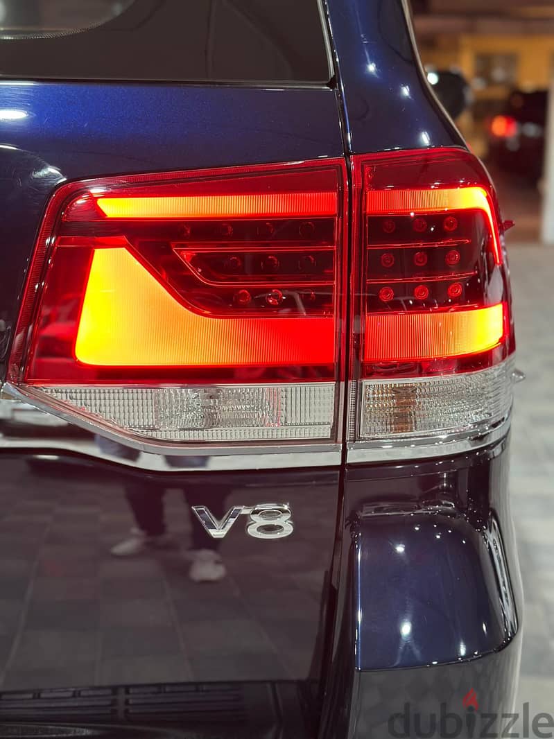Land Cruiser  GXR V8 1