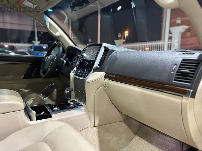 Land Cruiser  GXR V8 5